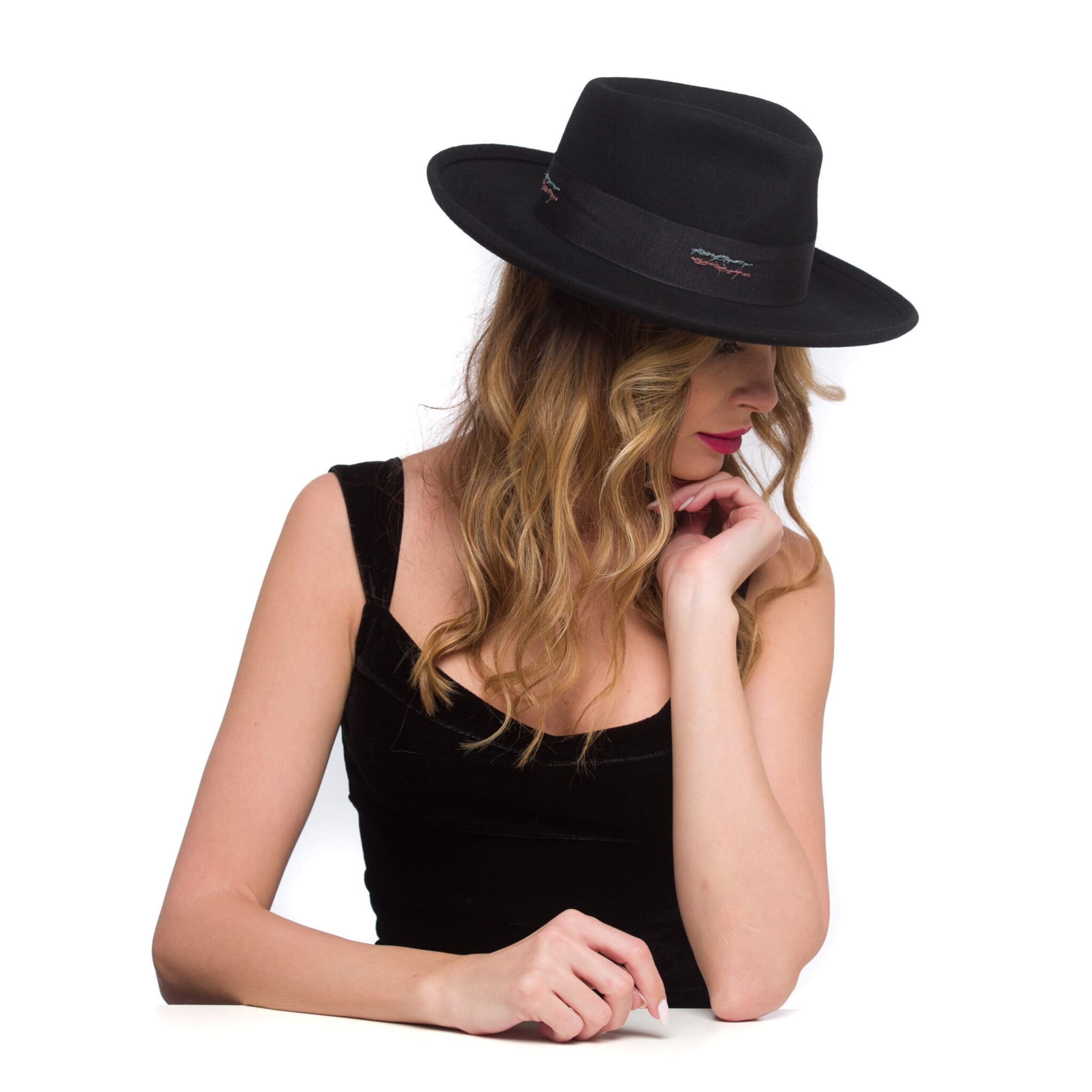 Palarie dama Neyo nero, neagra, borul orientat in sus, fetru de lana fin