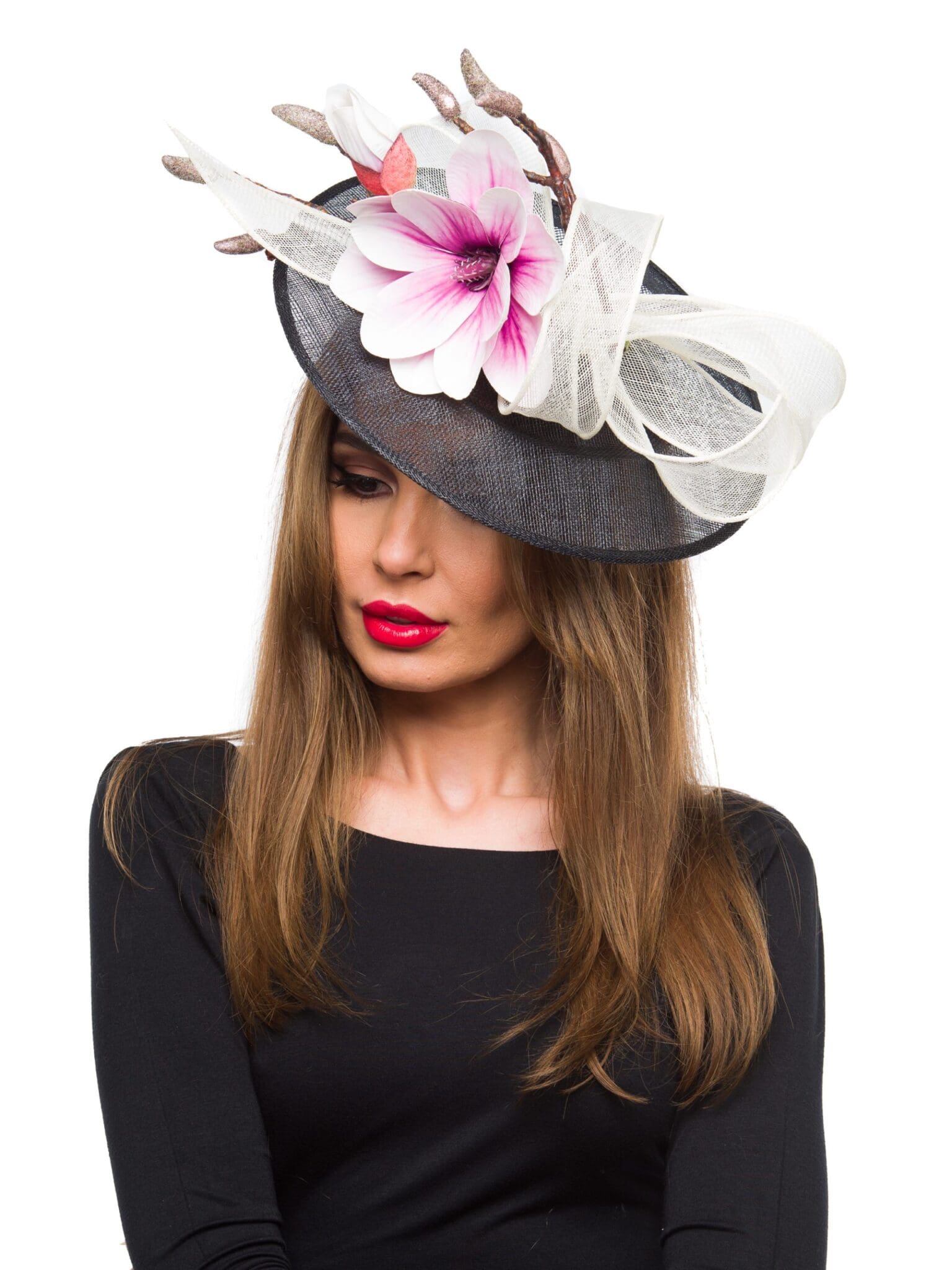 Fascinator, baza neagră, din sisal, floare magnolie din spuma