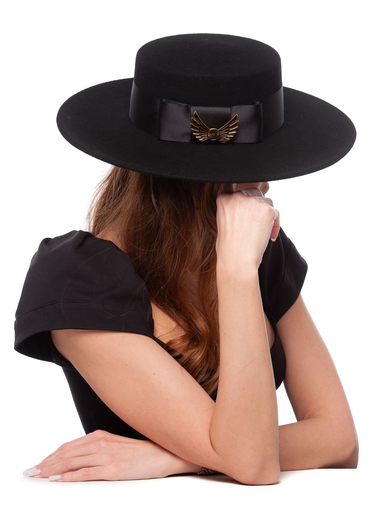 Palarie dama Fly big fetru nero, neagra, cu broșă Angel