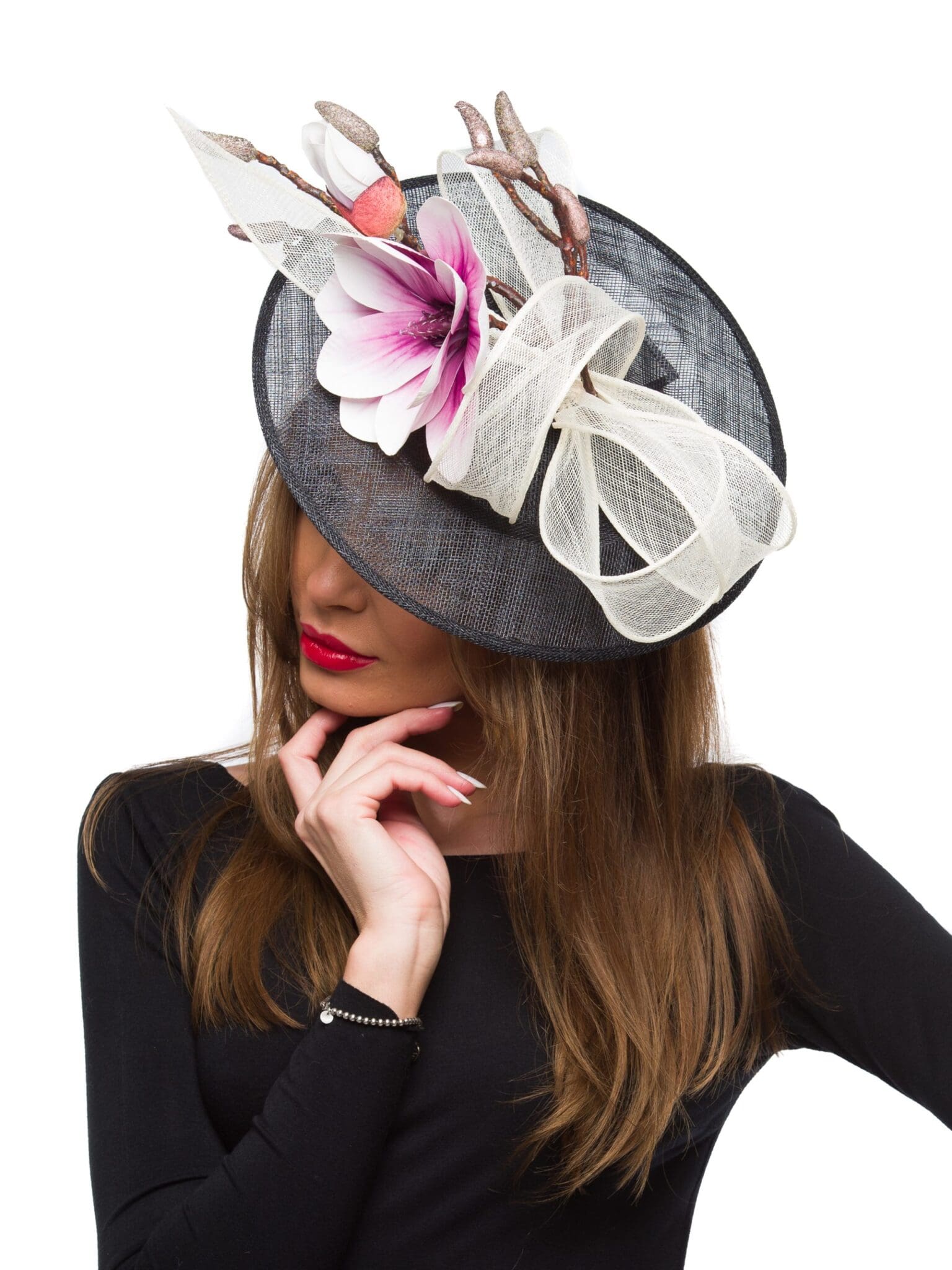 Fascinator, baza neagră, din sisal, floare magnolie din spuma