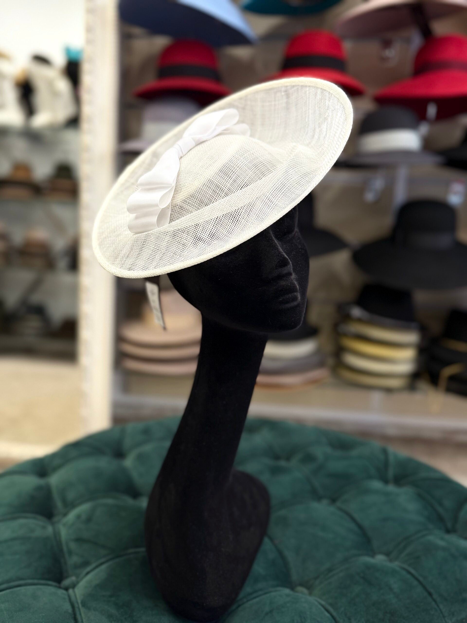 Fascinator Cindy, alb, din sisal, cu fundița