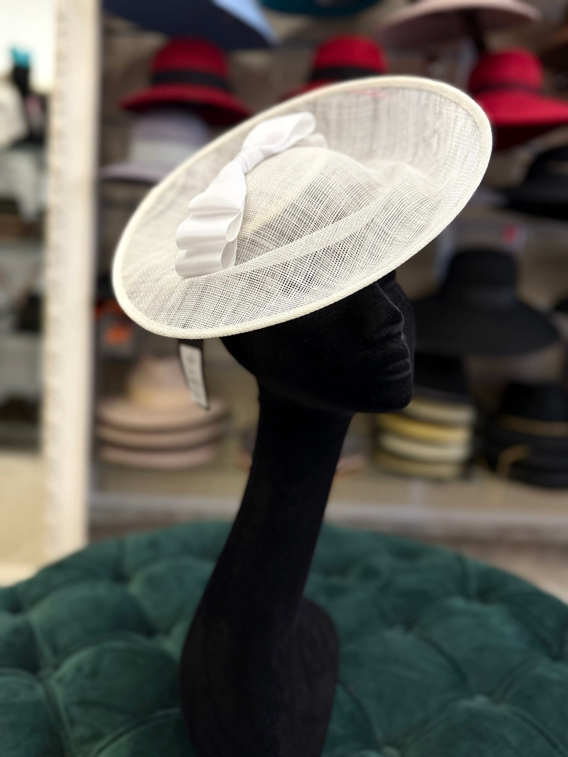 Fascinator Cindy, alb, din sisal, cu fundița