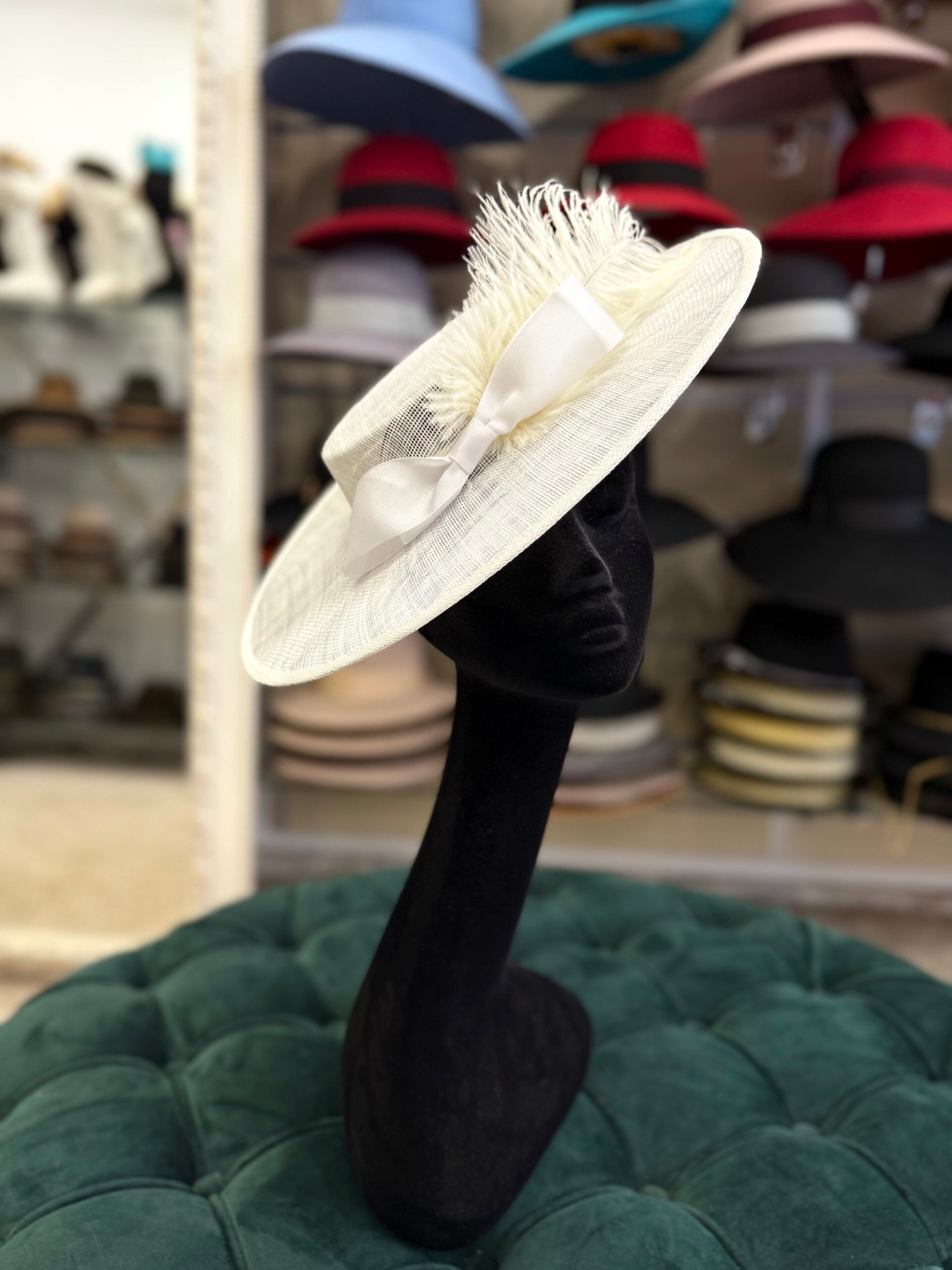 Canotiera Angie big sinamay white, with a bow and a feather