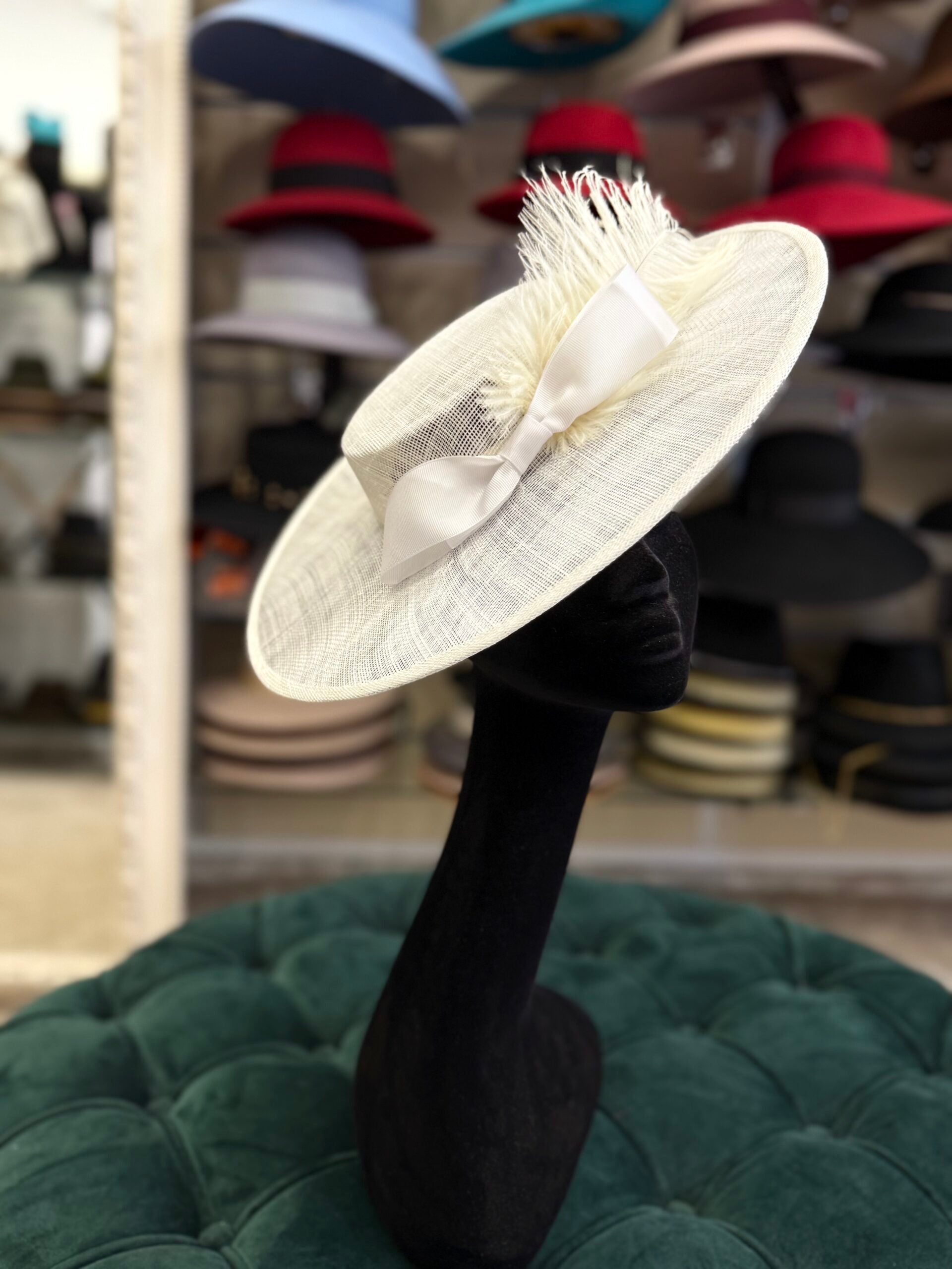 Canotiera Angie big sinamay white, with a bow and a feather