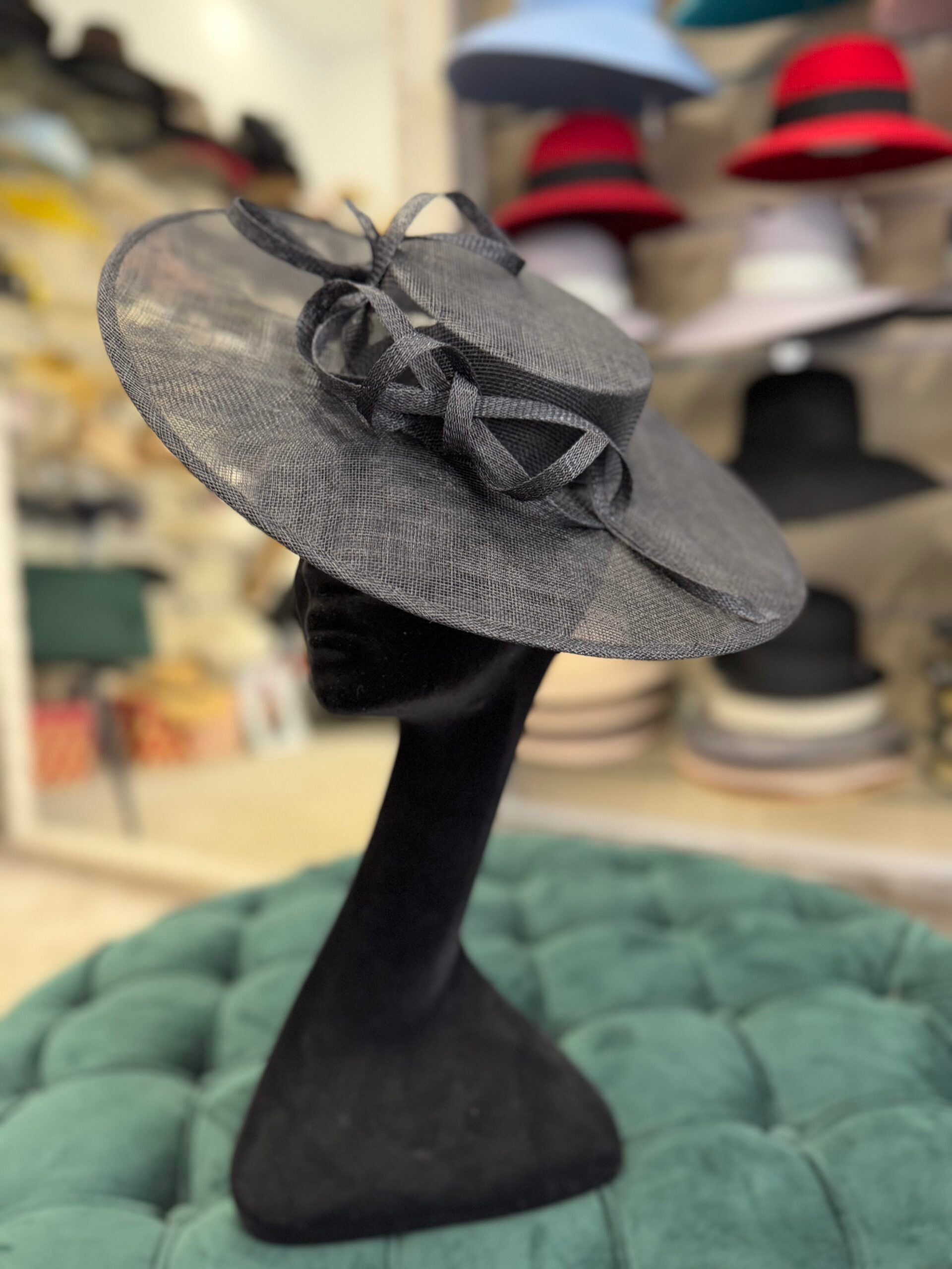 Canotiera Angie big sinamay black, with small bows