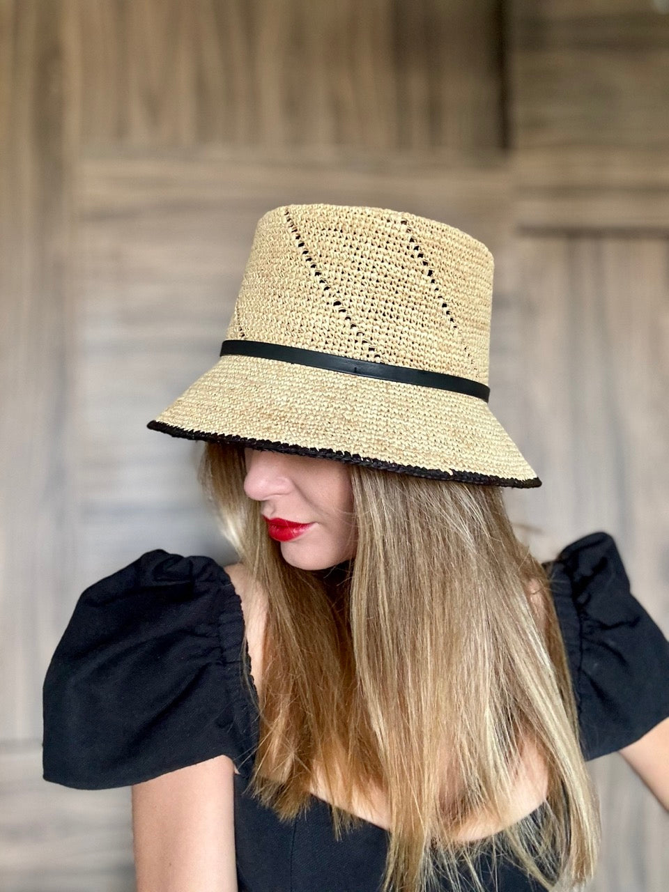 Palarie dama Mona rafia crochet, bor mic, rafie crochet, margine neagră